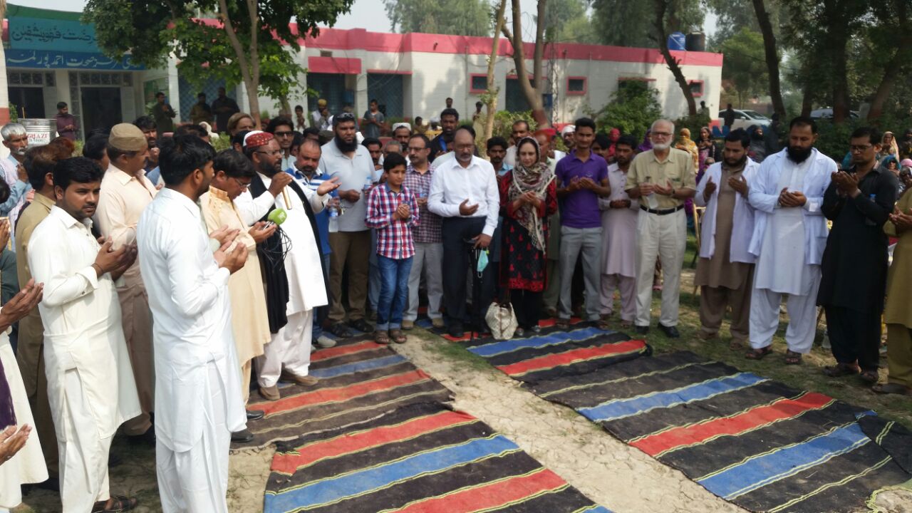 Optomed volunteers and community members gathered during an outreach programme